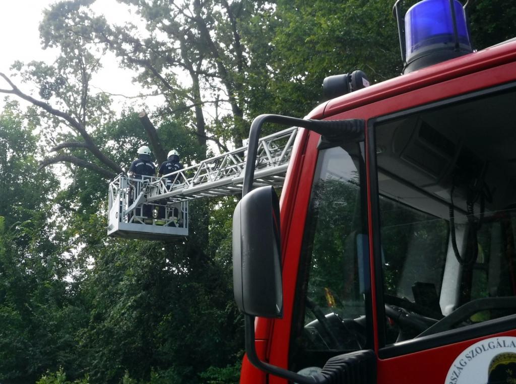 Viharkárok, kigyulladt autó és hármas karambol (7 / 1. kép)