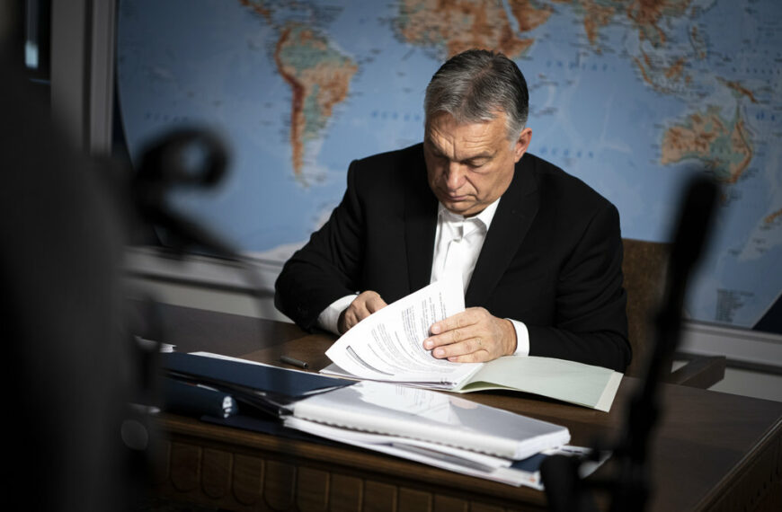 A Miniszterelnöki Sajtóiroda által közreadott képen Orbán Viktor miniszterelnök aláírja a kormányrendeletet a digitális oktatással érintett családokat segítő intézkedésekről a Karmelita kolostorban 2020. november 14-én. MTI/Miniszterelnöki Sajtóiroda