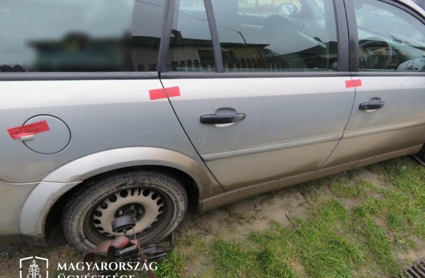 A fotó a nyomozó hatóság szemléjén készültek a vádlott által használt gépkocsiról.