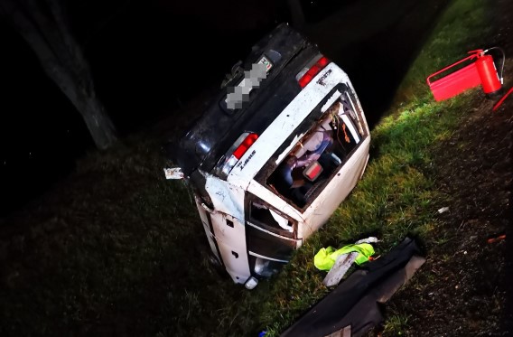 Fejtetőre borult a gépkocsi