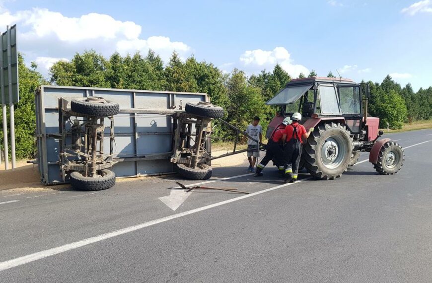 Búzával teli pótkocsi borult fel Böhönyénél