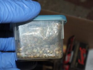A razzia több száz gramm kábítószer, és annak fogyasztására és termesztésére szolgáló eszközt lefoglalásával ért véget