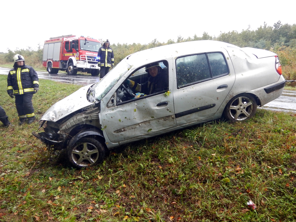 A fák közé csapódott az autó (8 / 2. kép)