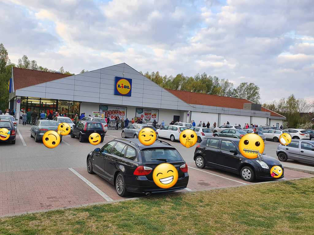 Kígyózó sor a nagyatádi Lidl előtt - forrás: Facebook (1 / 1. kép)