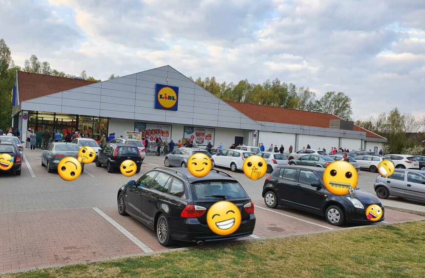 Kígyózó sor a nagyatádi Lidl előtt - forrás: Facebook