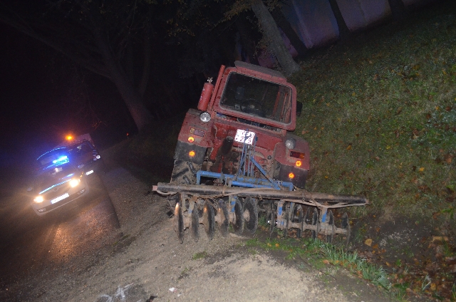 Traktorba rohant az autó (5 / 2. kép)
