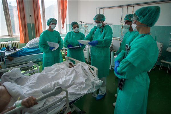 A megerősített megbetegedések és a halálozások alakulása az egyes országokban. Y: halálozások (log). X: megerősített esetek (log). Május 23-i adatok alapján. Forrás: JHU, Portfolio