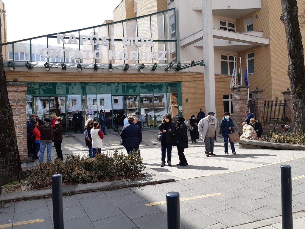 Védőoltásra várva - sorbanállás a kaposvári kórház előtt a hétvégén