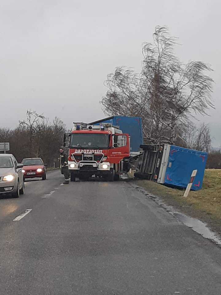 Az erős széfújás megnehezíti a biztonságos közlekedést (1 / 1. kép)