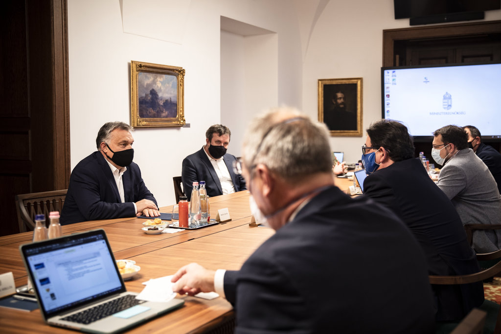 A Miniszterelnöki Sajtóiroda által közreadott képen Orbán Viktor miniszterelnök (b) járványügyi szakemberekkel egyeztet