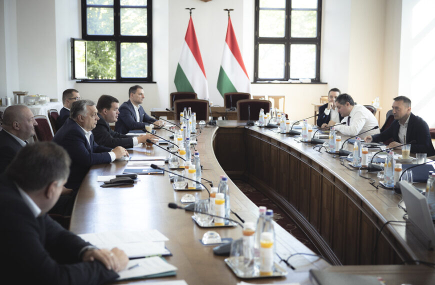 Budapest, 2022. július 13. A Miniszterelnöki Sajtóiroda által közreadott képen Orbán Viktor miniszterelnök (b3) a Karmelita kolostorban 2022. július 13-án, ahová a háborús energiaárak és az európai energiaellátási problémák miatt, amelyek Magyarországra is kihatnak, összehívta a kormánykabinetet