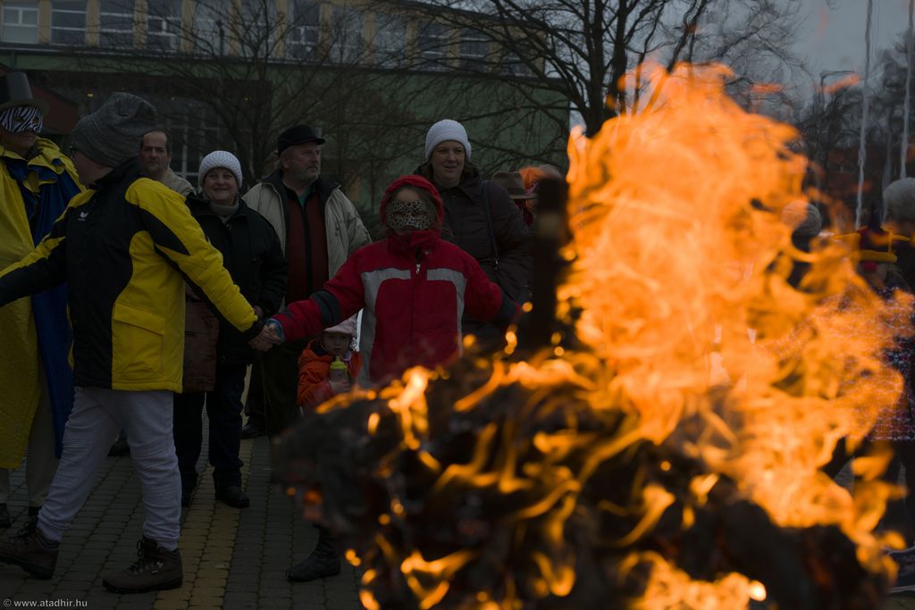 Elégették minden baj jelképét (85 / 10. kép)