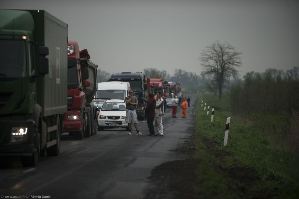 Kamionmentő érkezett a teherautó kihúzására (10 / 10. kép)