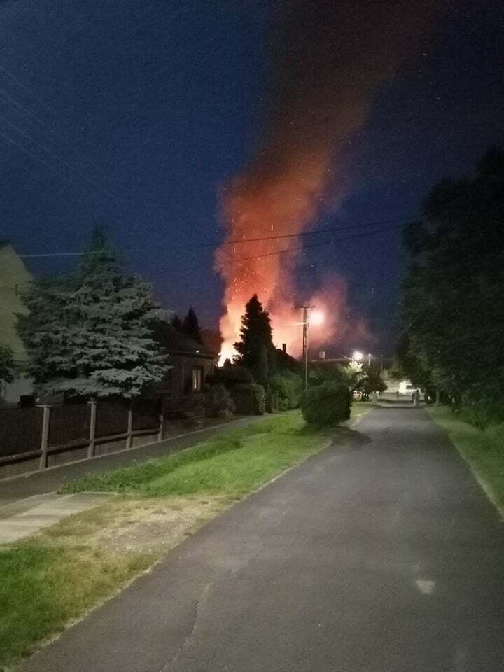 Olvasónk készítette ezt a felvételt az égő ingatlanról fél 10 környékén