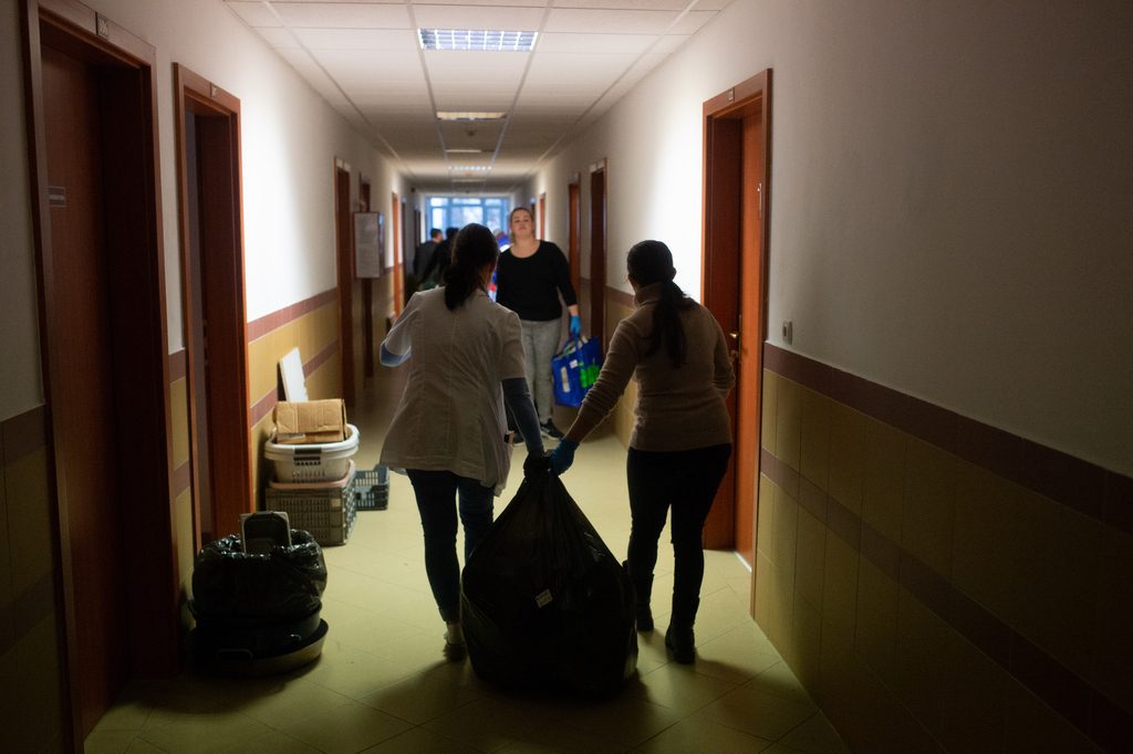 Beköltöztek az Idősek otthonának lakói az átmeneti helyükre. Fotó: Röhrig Dániel (12 / 10. kép)