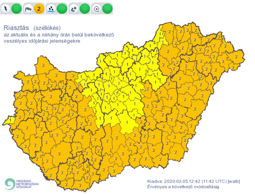 Kettétörte a fenyőt a szélvihar (16 / 11. kép)