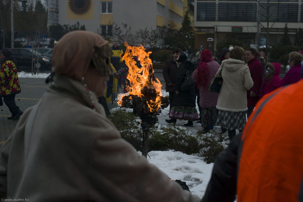 Elégették minden baj jelképét (85 / 11. kép)