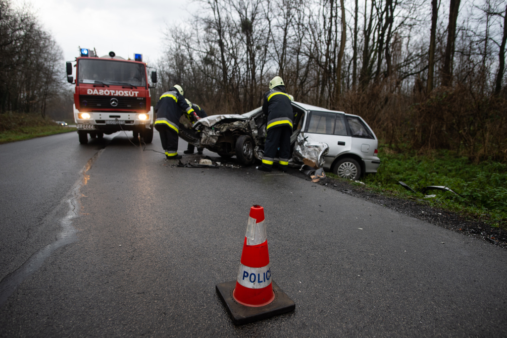 Kamion szemályautóval ütközött össze Mikénél (15 / 11. kép)