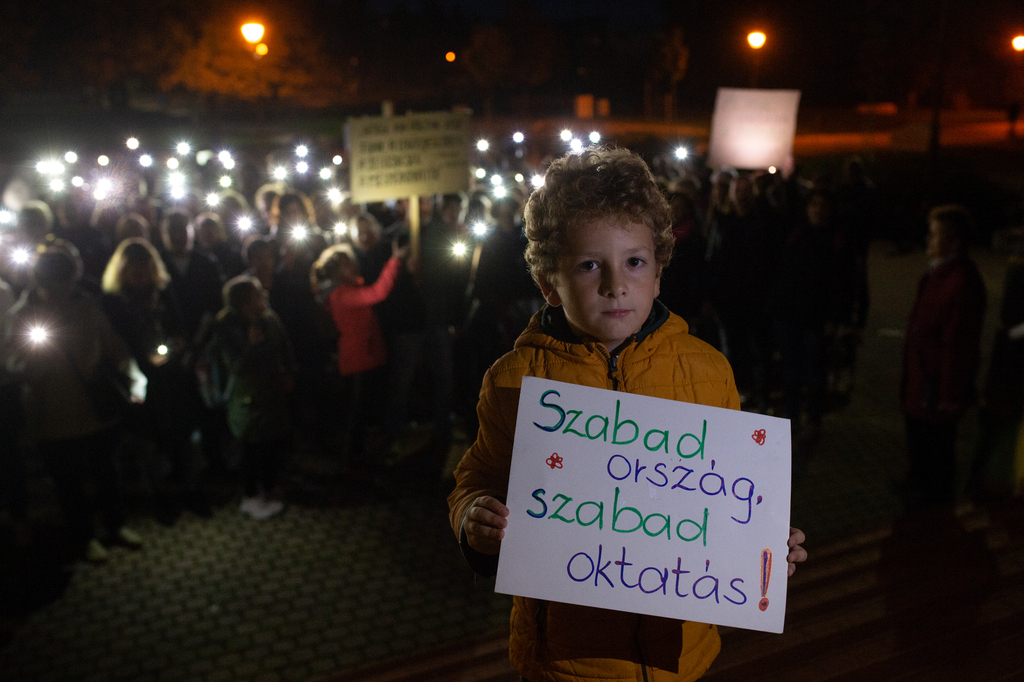 Élőláncot alkottak a nagyatádiak a pedagógusokért - Fotók: Röhrig Dániel (14 / 14. kép)