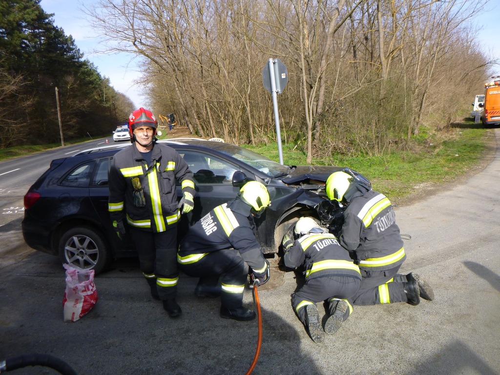 Beck Tamás tűzoltó százados szabadságon lett volna a hóvihar napján, koncertre volt jegye, de amikor nyilvánvalóvá vált számára, hogy ebből nem lesz semmi, szolgálatra jelentkezett. A marcali szolgálatparancsnok akkor már tizenhét éve viselte a tűzoltó egyenruhát, de soha nem látta még ilyen kilátástalannak a helyzetet. A gépek hiába dolgoztak órákon át a járművek kiszabadításán, a szél újra és újra visszafújta a havat az útra Nemesvidnél is. Tamás már azon gondolkodott, hogy kézben, egyesével fogja bevinni az autókban ülő gyerekeket és szüleiket, valamint a kutyával várakozó autósokat a közeli melegedőhelyre. De a szél iszonyatos erővel süvített, borzasztó hideg volt és az emberek lenge öltözékben ültek az autókban, buszokon. Végül egy helyi vállalkozó a traktorjával – a szántóföldön keresztül – szállított el mindenkit a faluba.