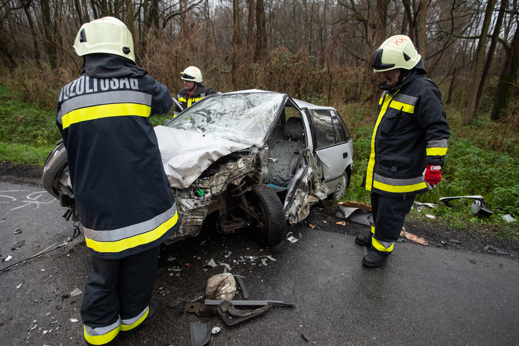 Kamion szemályautóval ütközött össze Mikénél (15 / 12. kép)