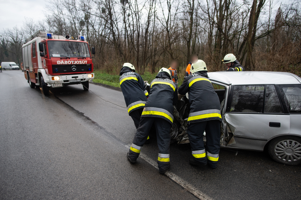 Kamion szemályautóval ütközött össze Mikénél (15 / 13. kép)