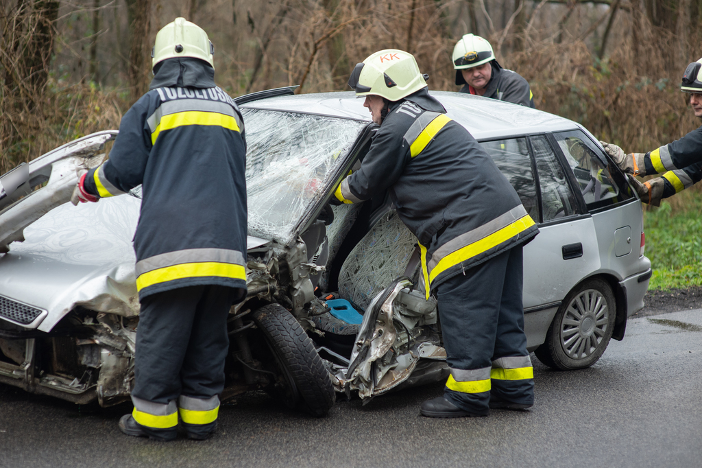 Kamion szemályautóval ütközött össze Mikénél (15 / 14. kép)