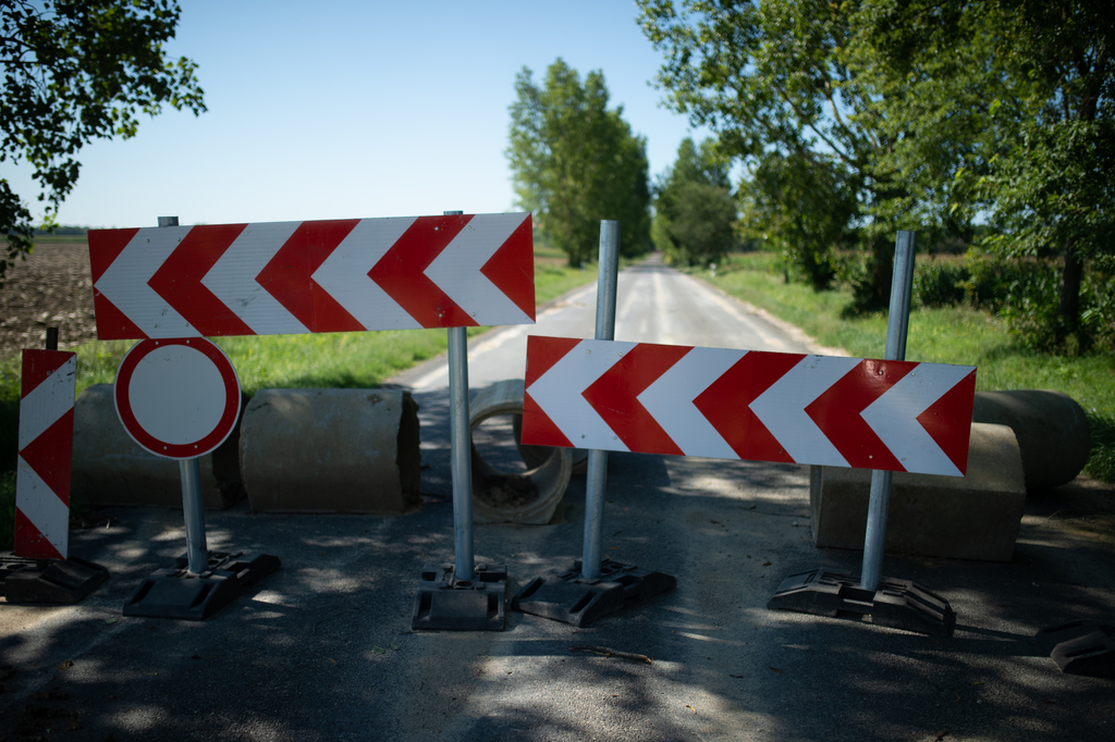 A leszakadt Rinya-híd Segesdnél, az elkerülő földút és a munkálatok Beleg környékén (26 / 16. kép)