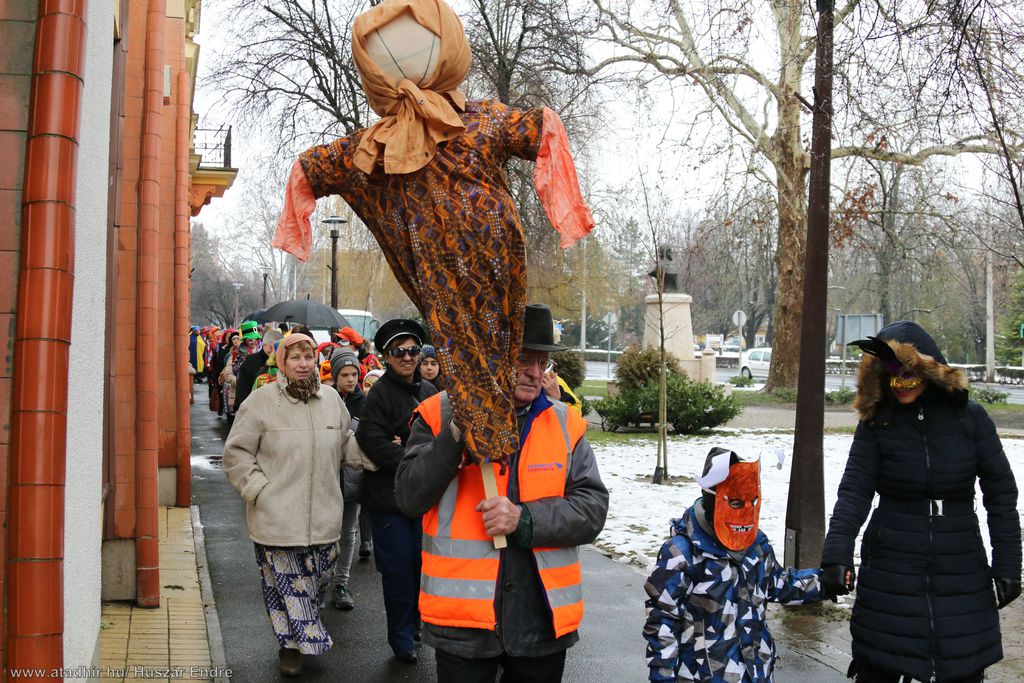 Elégették minden baj jelképét (85 / 17. kép)