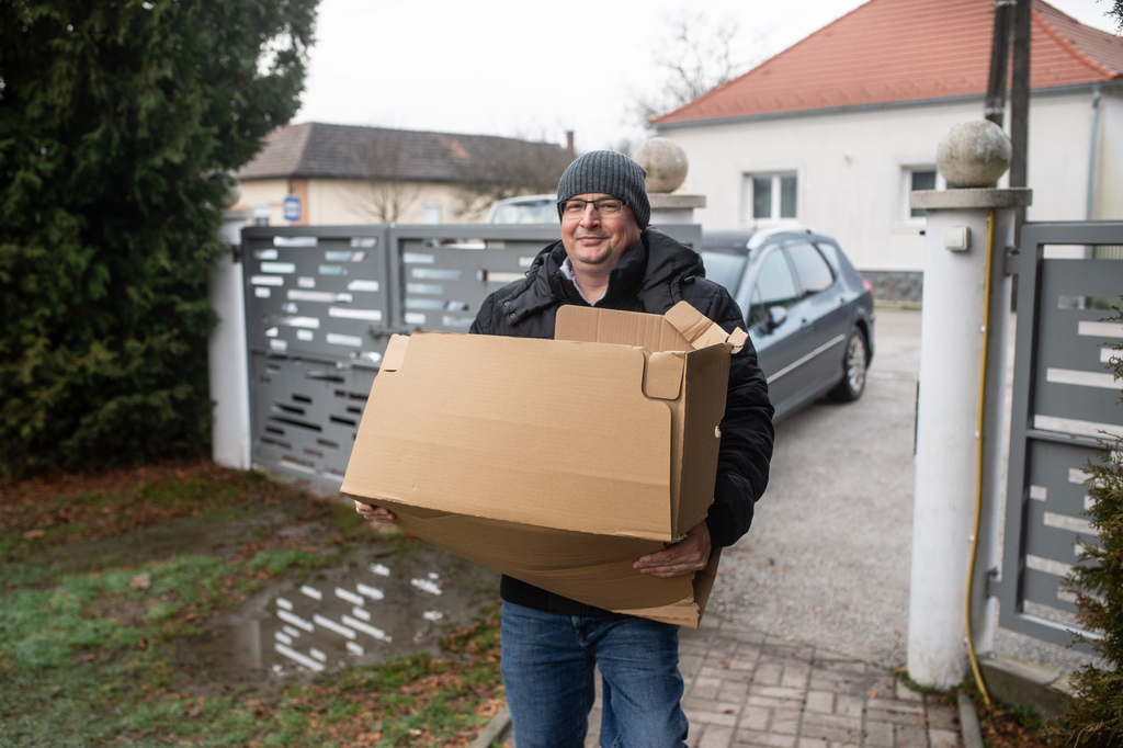 A Családok átmeneti otthonának vezetője személyesen viszi az adományt az intézménybe. Fotók: Röhrig Dániel (3 / 2. kép)