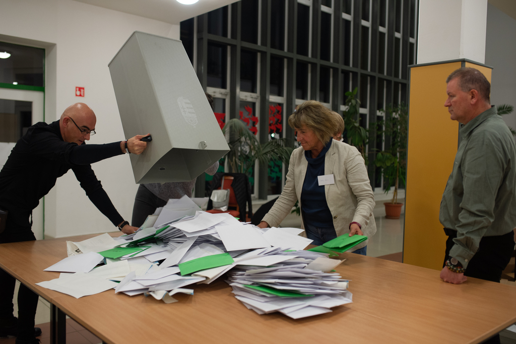 Urnanyitás a 4. számú választókörzet szavazóhelyén. A zöld borítékok az átjelentkezettek borítékai. (4 / 1. kép)