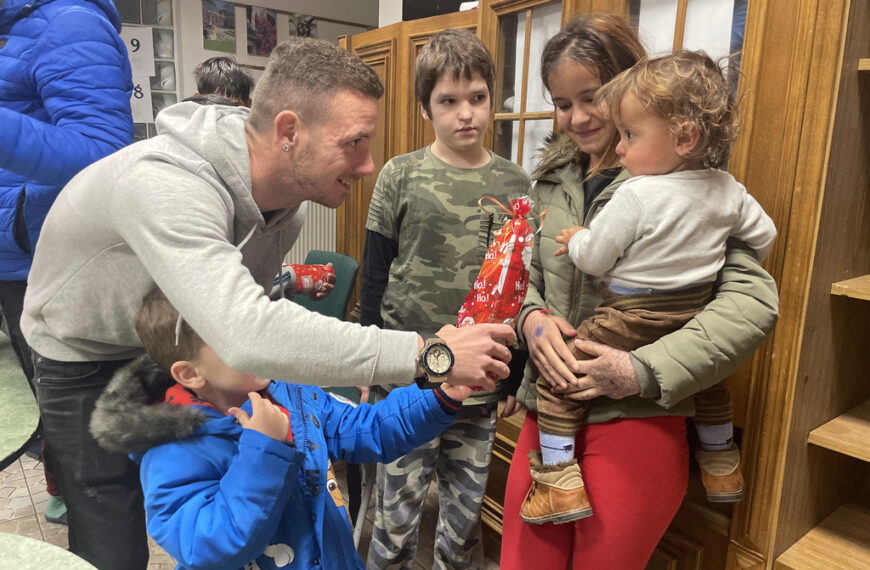 A civilek karácsonyi adományosztása. Fotók: Röhrig Dániel