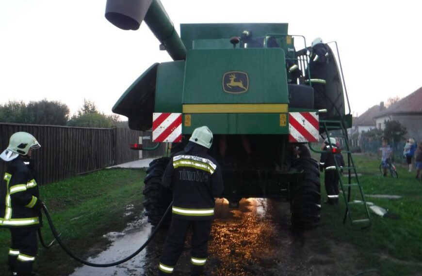 Füstöt okádott a kombájn