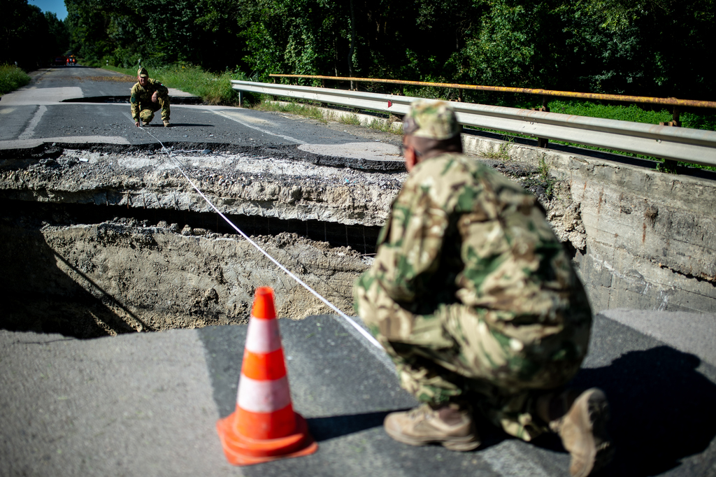 A leszakadt Rinya-hidat vizsgálják a hadsereg hídépítő szakemberei (7 / 3. kép)