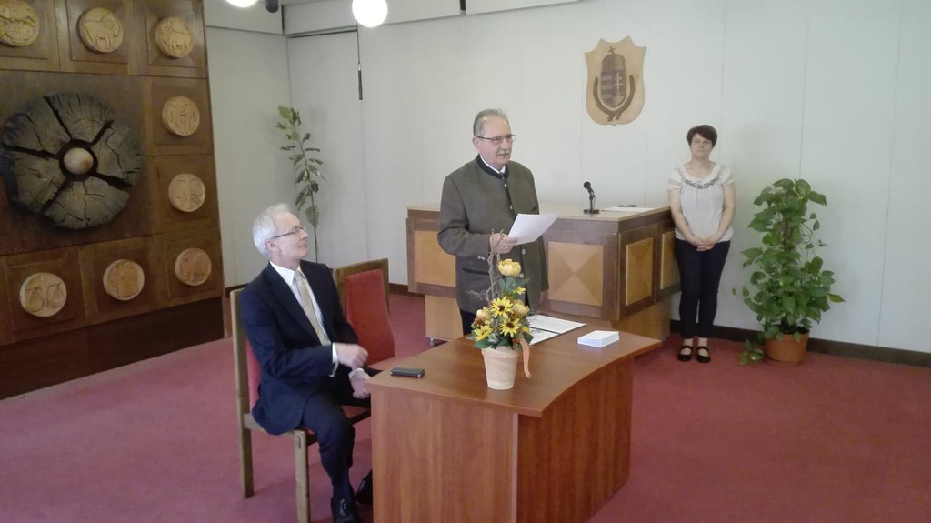 A képen Ormai István polgármester és Dr. Gara István, az alapítvány elnöke