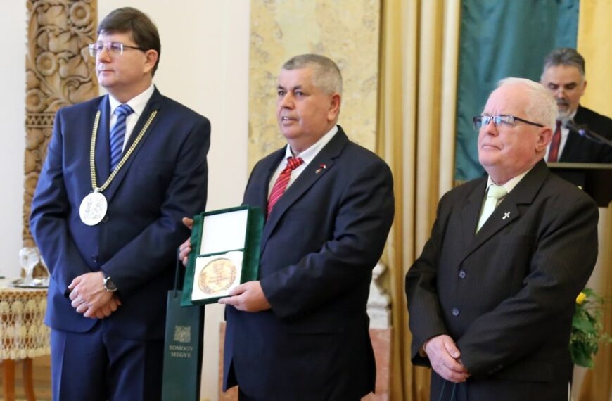 A képen Biró Norbert, a megyei közgyűlés elnöke, Hafuzi Avnija tiszteletbeli albán konzul, és Hortobágyi Ferenc, a 69. Harckocsiezred Nyugdíjas Baráti Körének elnöke