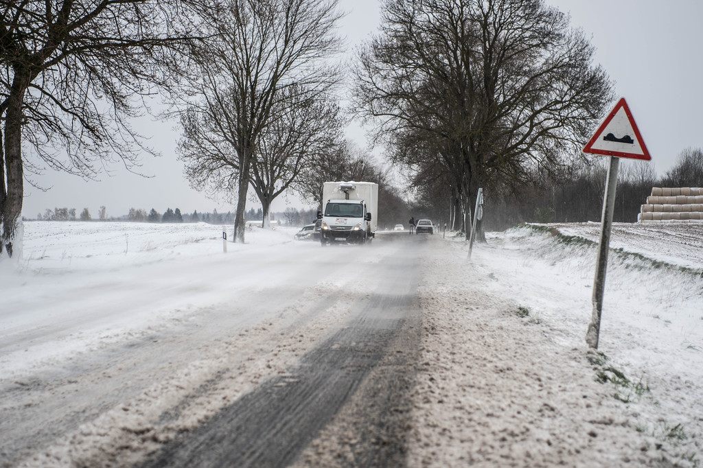 Több baleset is történt a lábodi úton a hóátfúvás miatt (9 / 2. kép)