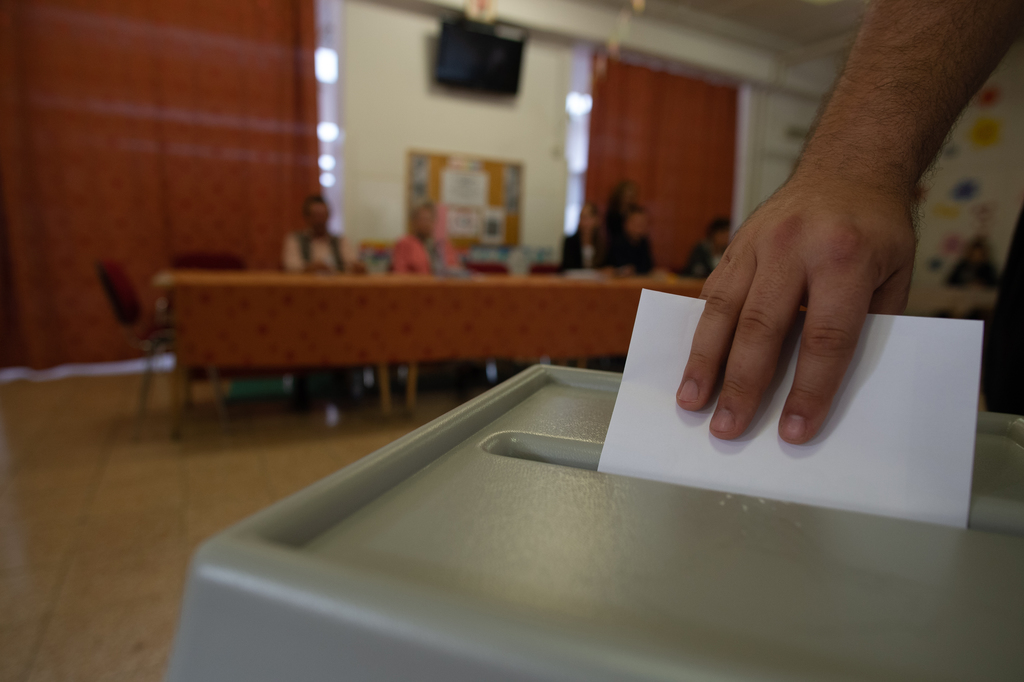 A helyi választási iroda már elkezdte a szavazatok számlálását (5 / 3. kép)
