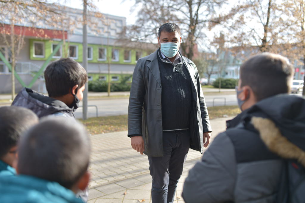 Az ötvöskónyi önkormányzat segített a helyi szülőknek a gyerekek hazaszállításában és saját kisbuszát küldte értük. Fotók: Röhrig Dániel (2 / 2. kép)