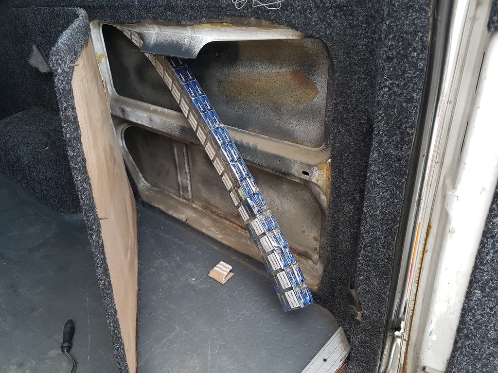 Az autó ajtajainak gyári üregeibe próbálták a dohányárut elrejteni (3 / 2. kép)