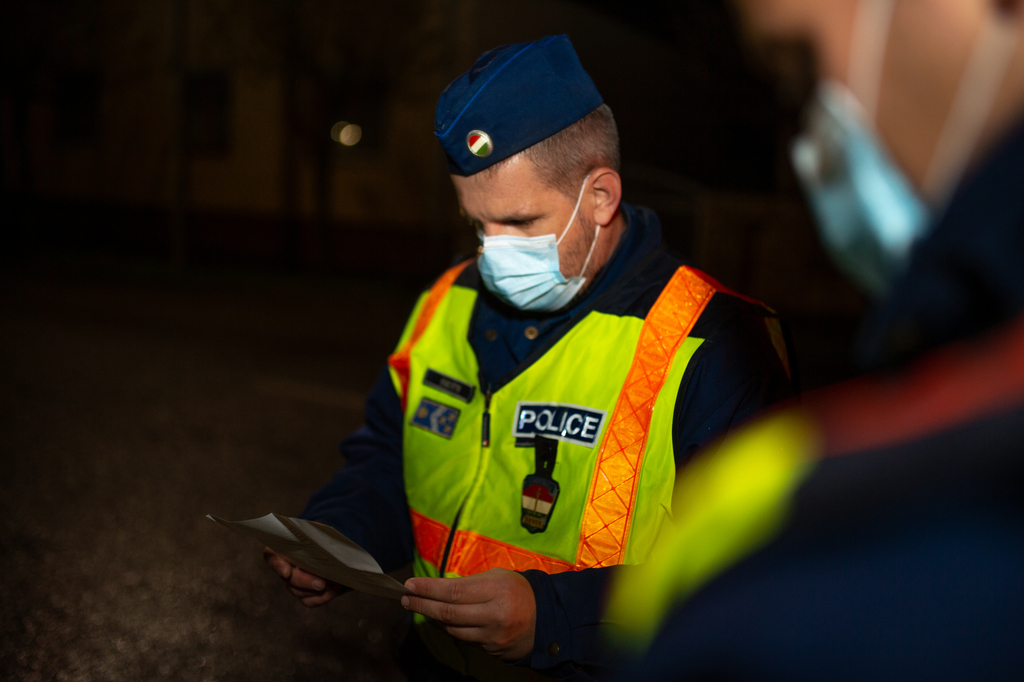 Rendőrségi ellenőrzés a kijárási tilalom első estéjén Nagyatádon. Fotók: Röhrig Dániel (10 / 3. kép)