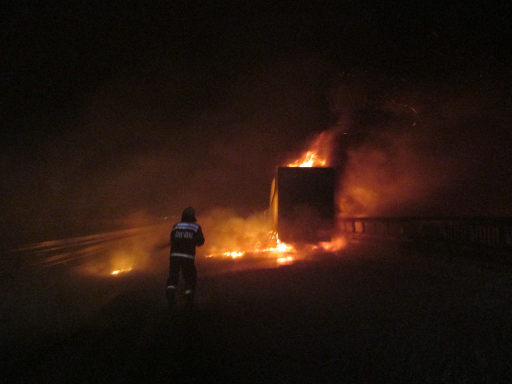 A lángoló kamion az egész Budapest felé tartó sávot beborították (5 / 2. kép)