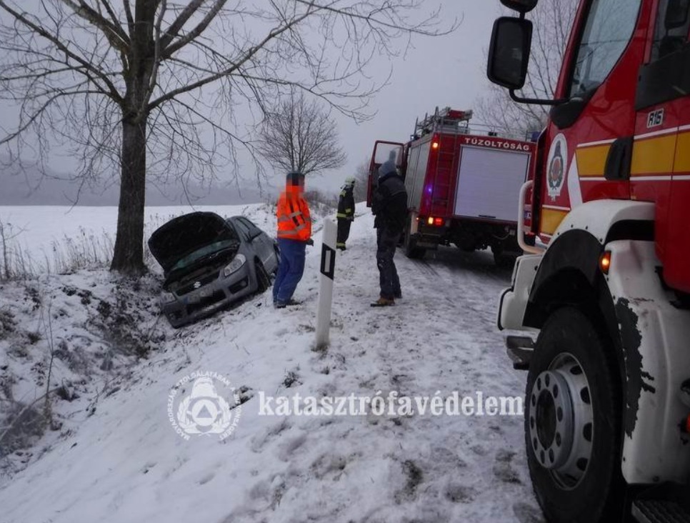 Árokba csúszott az autó (8 / 1. kép)