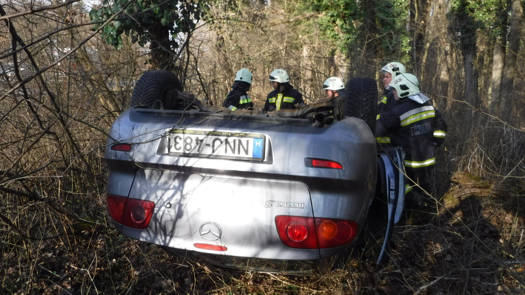 Az autó a fák között állt meg - a sofőr szerencsére csak könnyen sérült (4 / 2. kép)