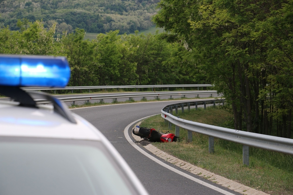 A szalagkorlátnak csapódott a motoros (5 / 3. kép)