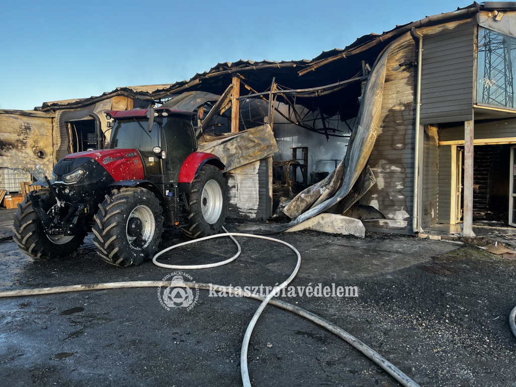 Hatalmas lángokkal égett egy gépműhely Kaposváron (3 / 1. kép)