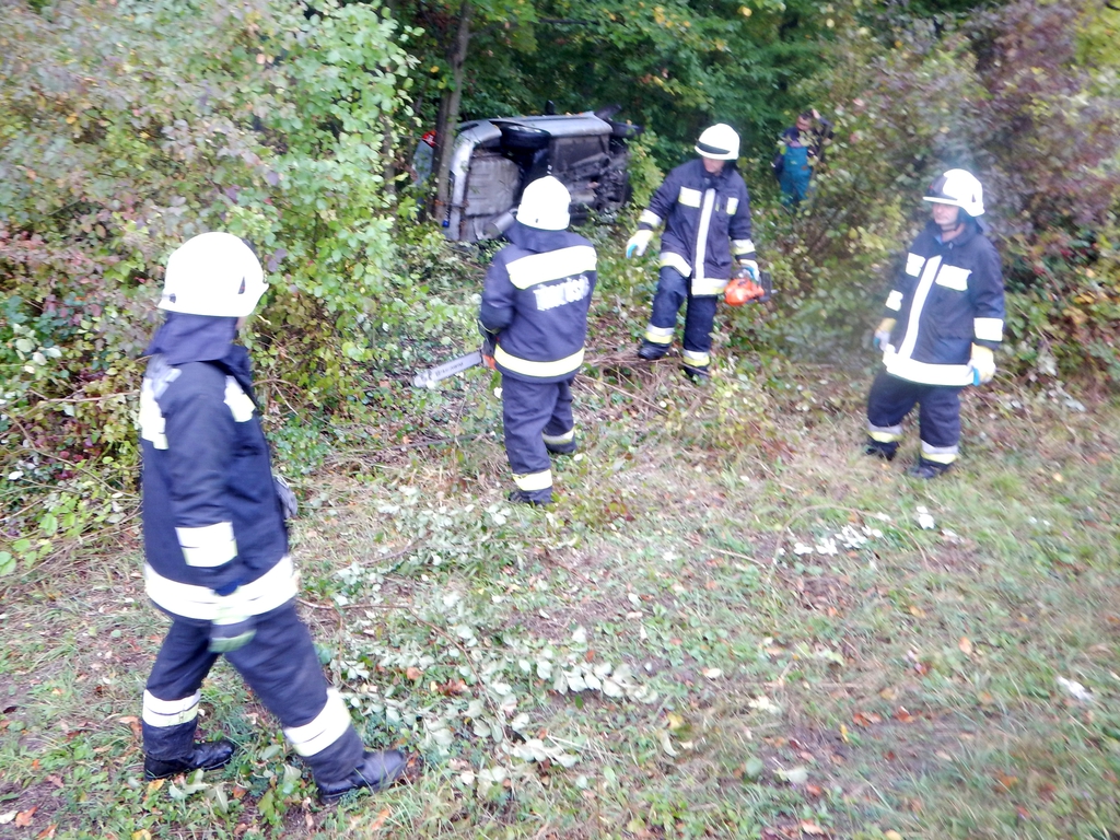 A fák közé csapódott az autó (8 / 3. kép)