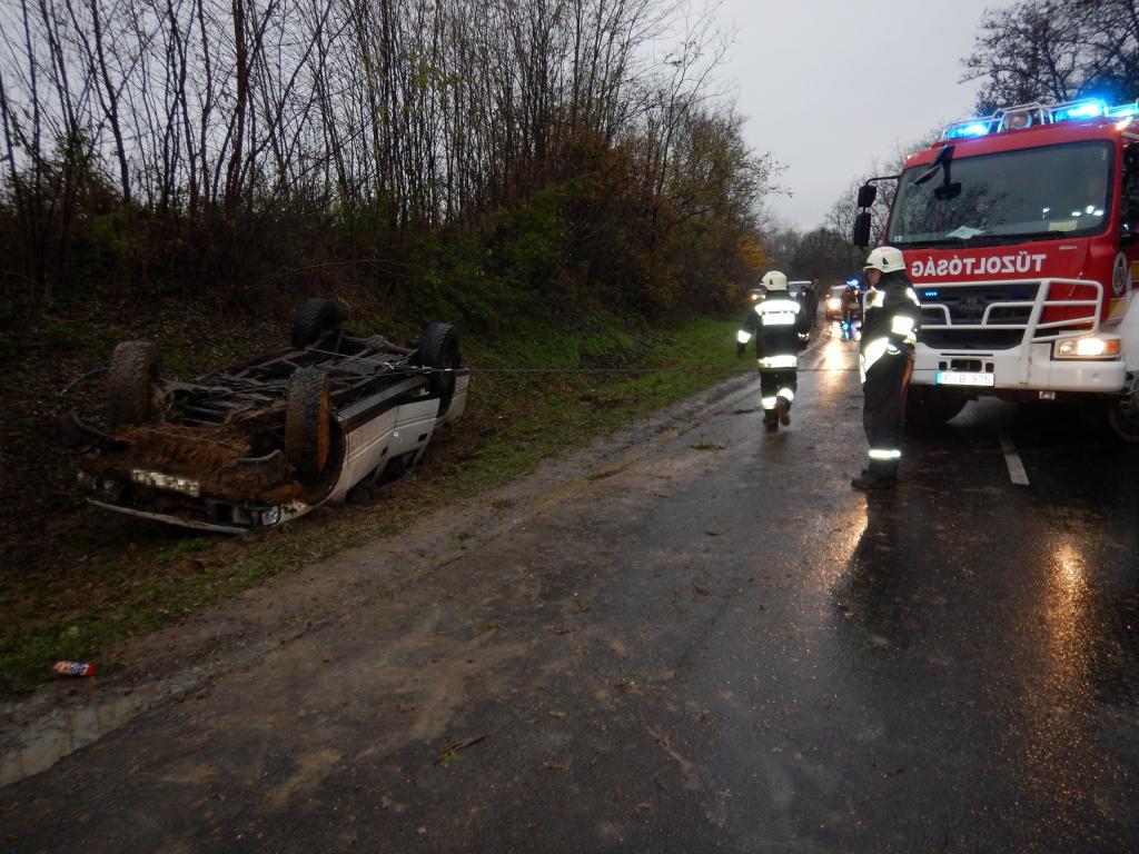 Csörlővel állították a kerekeire az autót