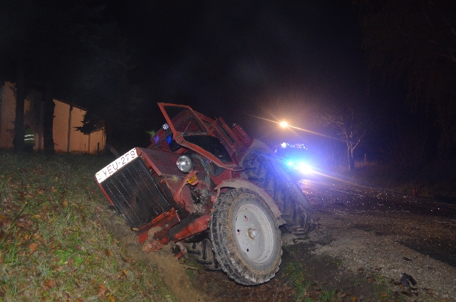 Traktorba rohant az autó (5 / 3. kép)