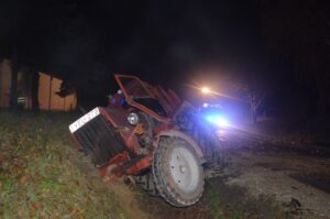 Traktorba rohant az autó